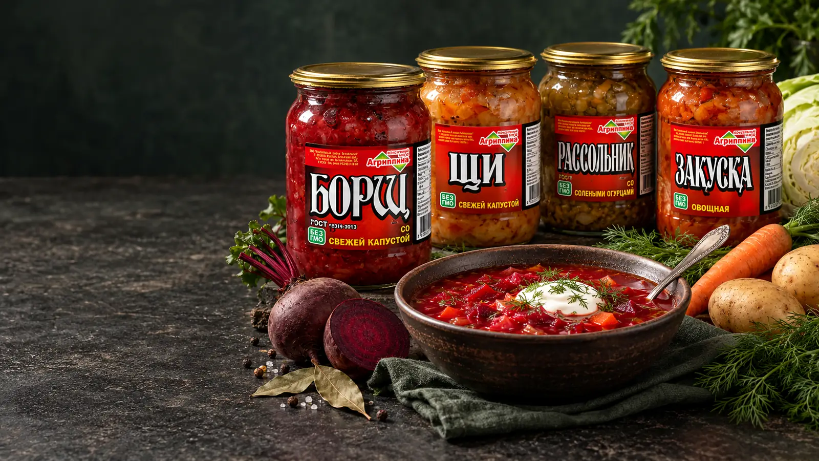 Стеклянные банки с овощными консервами и свежие овощи